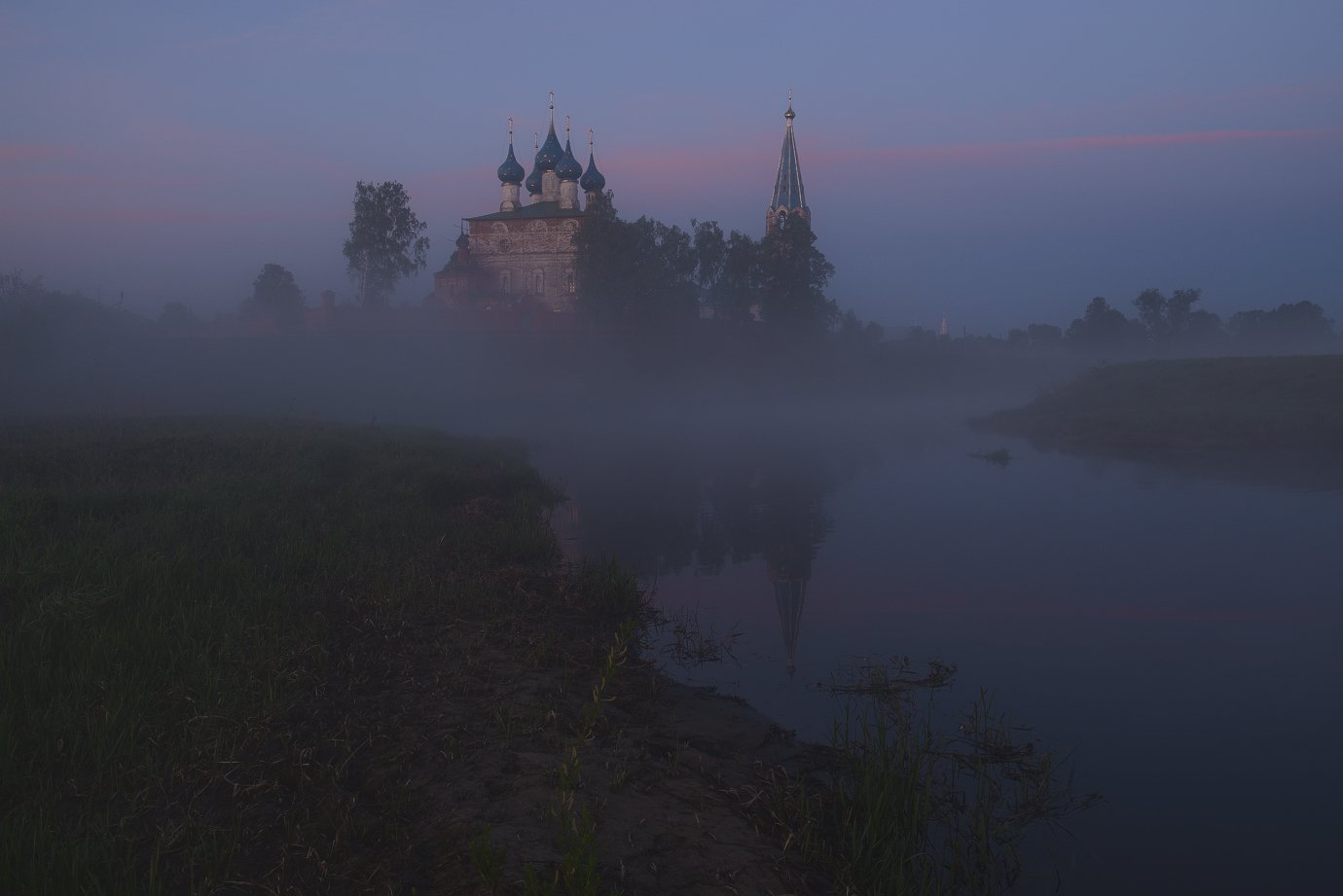 "Рассветный туман у стен Благовещенского монастыря"