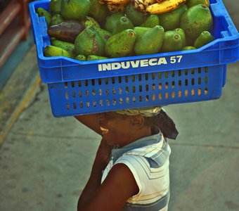 Доминиканская женщина с авокадо