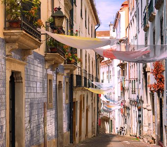 Узкие улочки старой части города Коимбра. Португалия