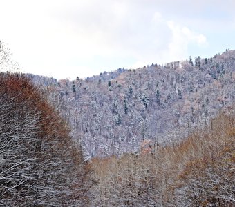 Первый снег на перевале Серебряный.