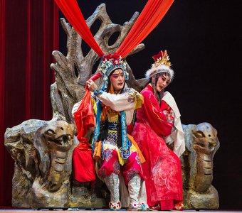 Китайская опера Кюнцуй исполняет якутское олонхо