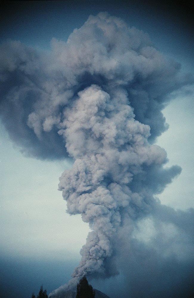 Извержение вулкана Синабунг.