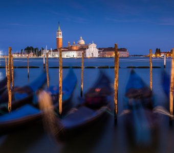 Гондолы на набережной Сан Марко в Венеции