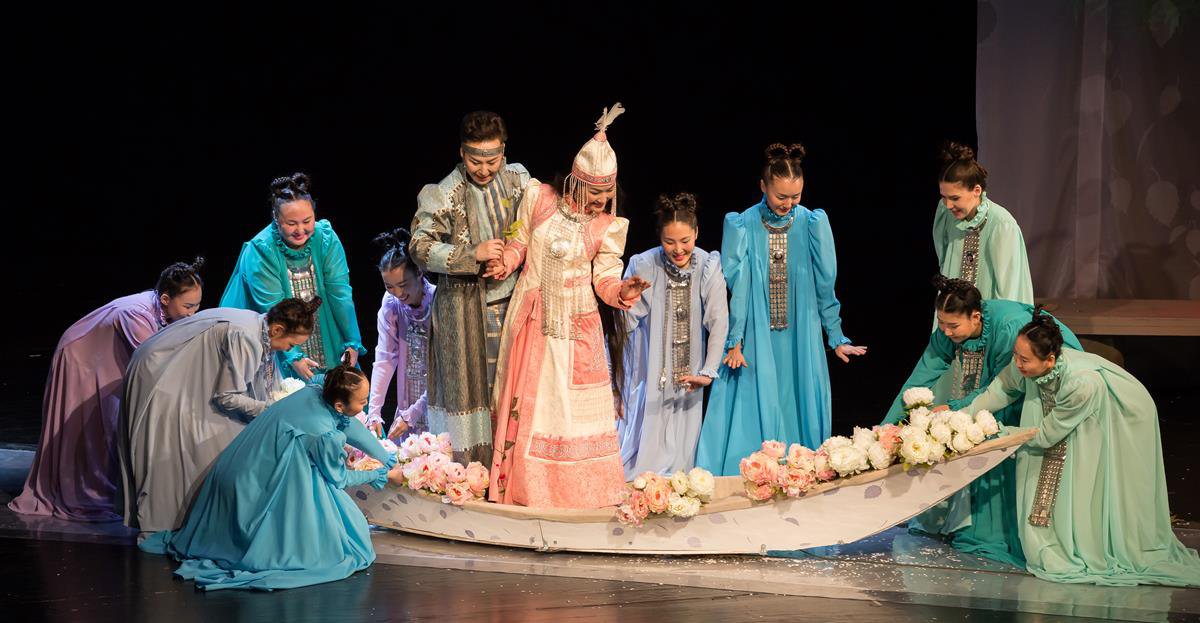 Китайская опера "Пионовая беседка" в исполнении якутских артистов Театра Олонхо в Пекине