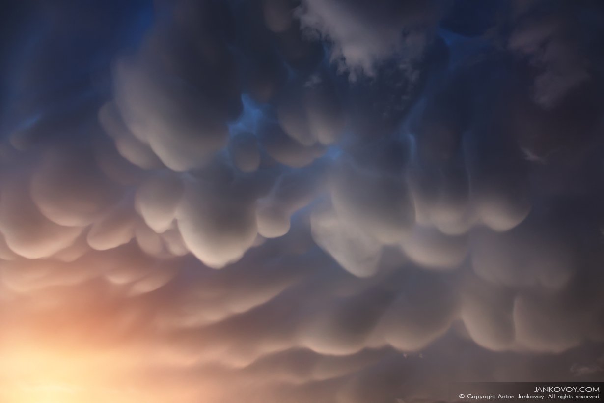 Редчайшие вымеобразные облака (Mammatus clouds)