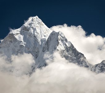 Пик Ама Даблам (6,812 м) в облаках.