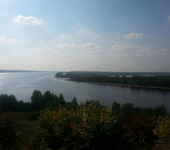 Из далека долго, течет река Волга...