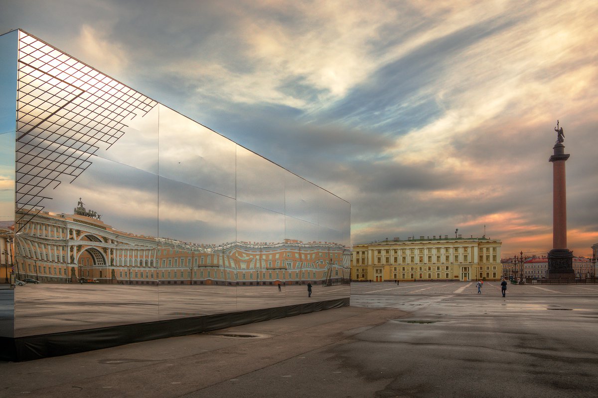 Куб спб. Стеклянный куб на Дворцовой площади.