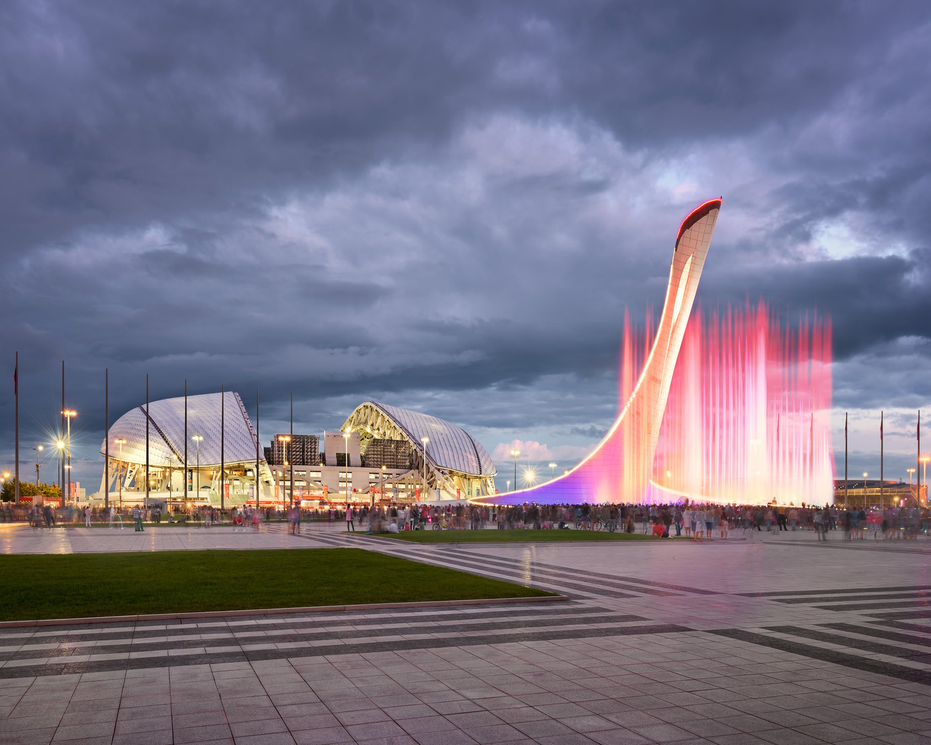 Поющий фонтан и Олимпийский стадион Фишт, Сочи, Россия