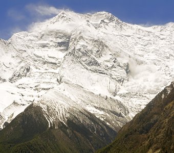 Сход лавины с Гималайского пика Аннапурна II (7,937м)