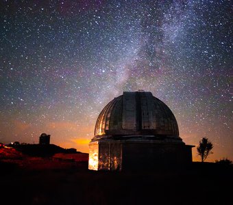 Млечный путь над Обсерваторией Майданак