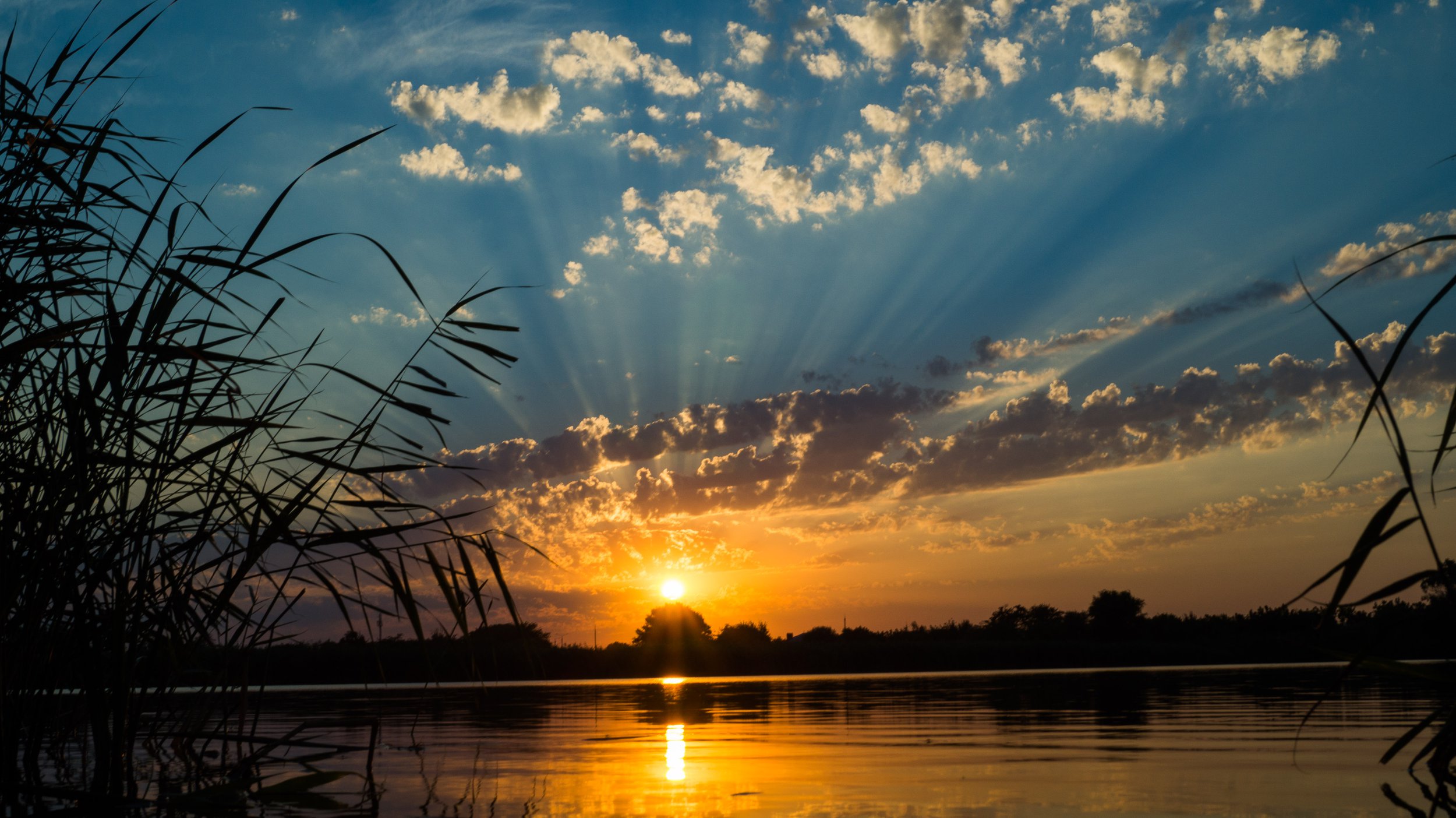 Закат на реке у воды