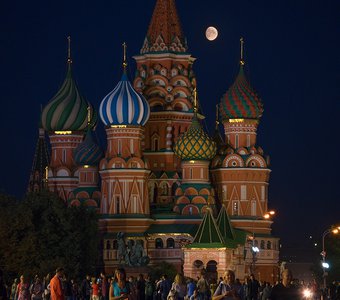 Лунный фонарь над луковками Храма Василия Блаженного.