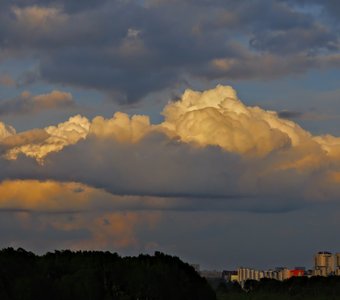 Грозовые облака над городом