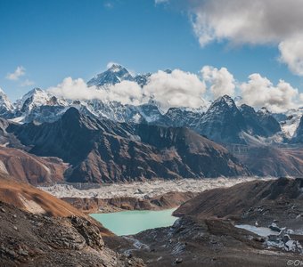 Вид на Эверест и озеро Гокио с перевала Ренджо Ла