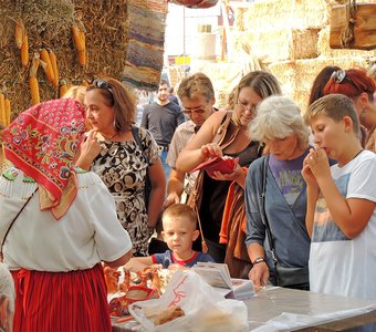 Продажа глиняных свистулек