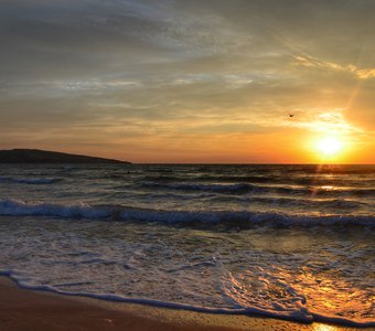 Азовское море в рассветных лучах солнца