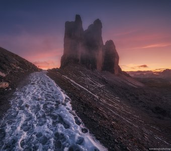 Италия. Доломиты. Северные стены Tre Cime di Lavaredo на закате