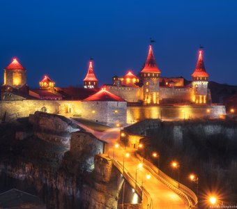 Украина. Ночной вид на средневековый замок в Каменец-Подольский