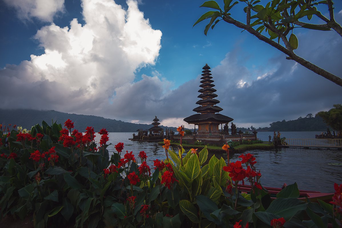 Храм Пура улун дану на озере братан Бали