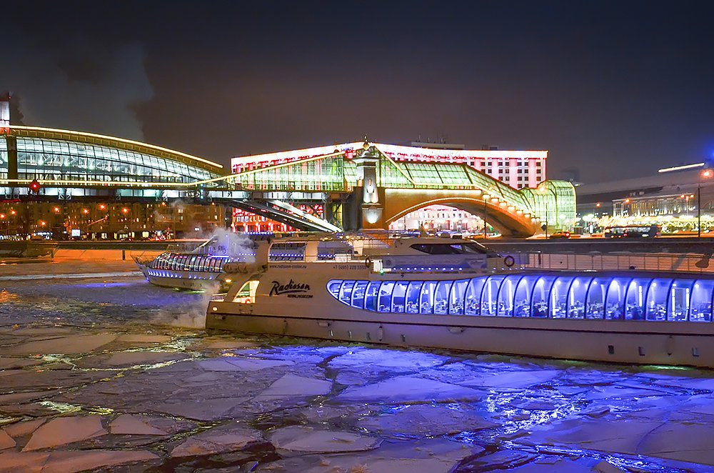 Судоходный сезон на Москва реке не прекращается даже в лютые морозы