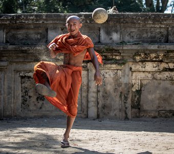 Бирманский монах играет в футбол
