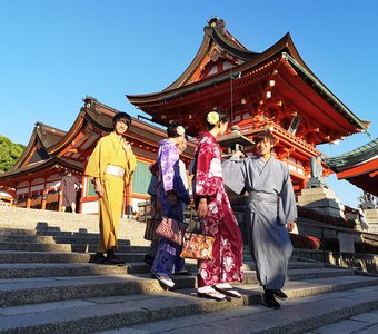 На ступенях храма Фусими Инари