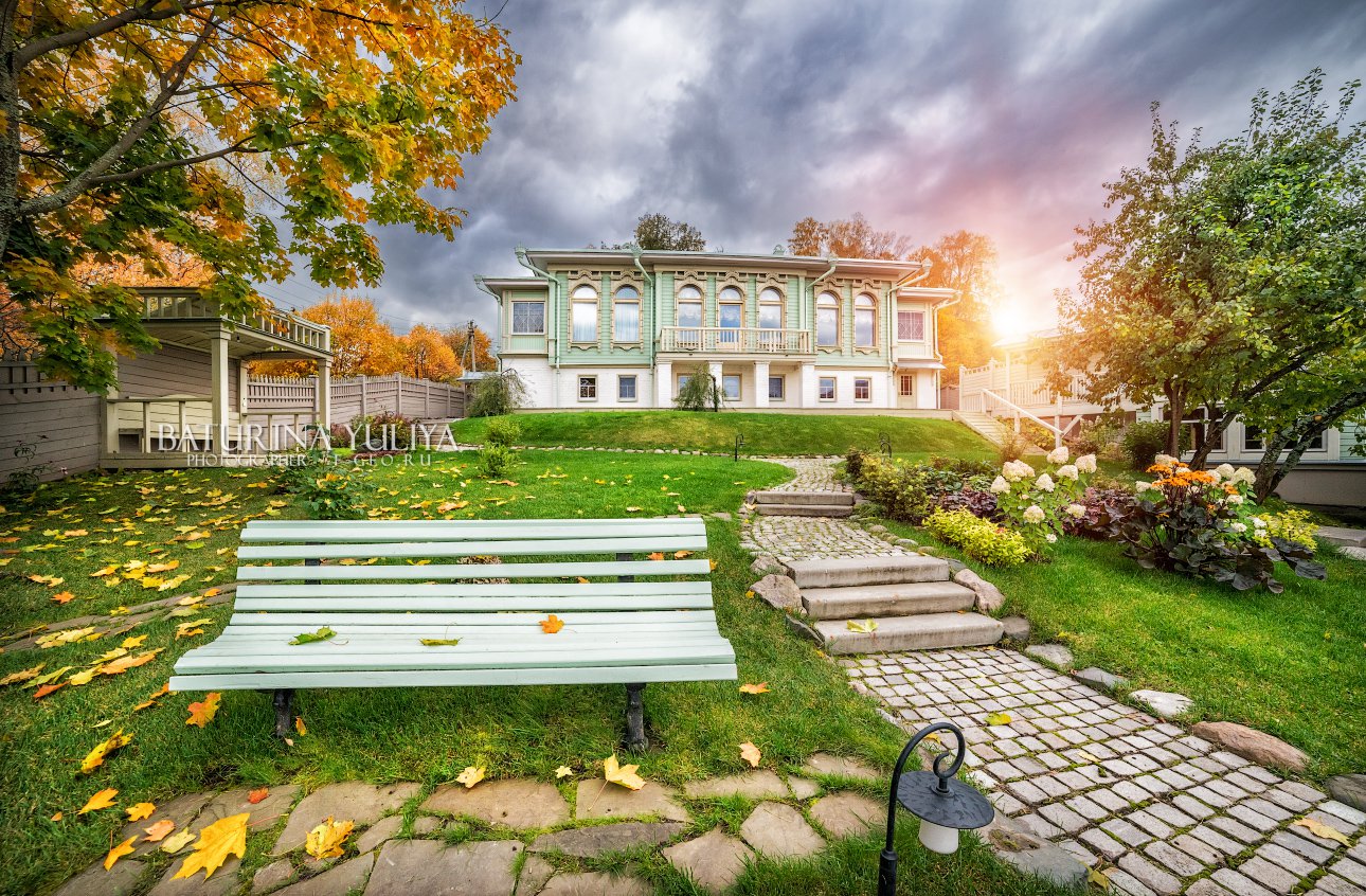 Скамейка в осеннем саду