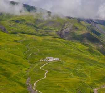 Село Хыналыг находится в труднодоступном районе на северном склоне Главного Кавказского хребта