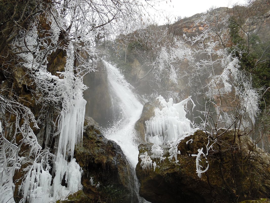 Водопад летящая вода крым. Су-Учхан водопад в Крыму. Су-Учхан водопад зимой. С.Краснопещерное Крым. Водопад Перевальное.