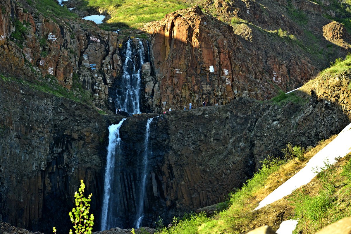 Талнах водопад красные камни