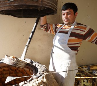 Пекарь за приготовлением самсы на рынке в Ургуте