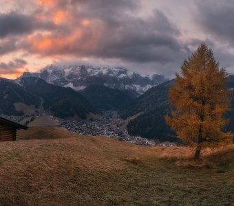 Италия. Доломиты. Утренняя панорама деревни Selva di Val Gardena