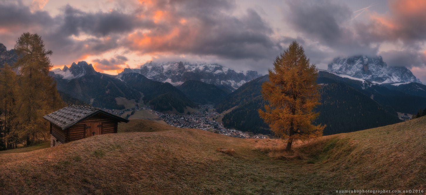 Италия. Доломиты. Утренняя панорама деревни Selva di Val Gardena