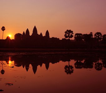 Восход над Ангкор-Ват.