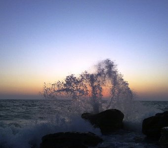 Вода тоже разбивается ...