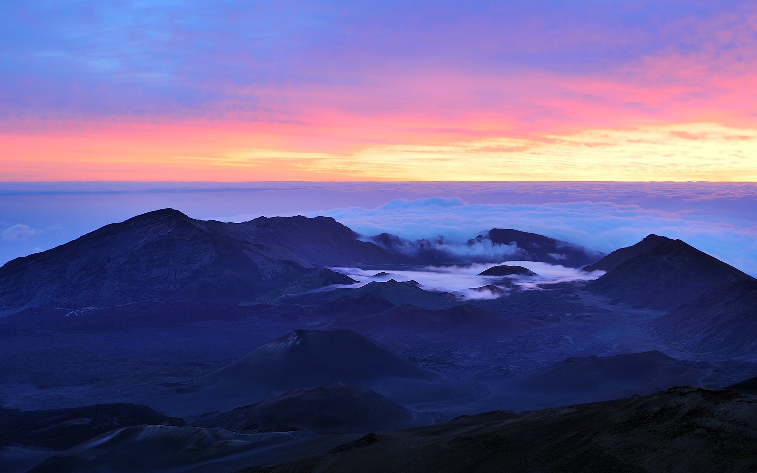 Пурпурно золотой рассвет на потухшем вулкане Халеакала
