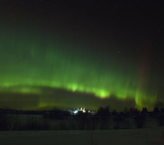 Северное сияние над Ферапонтовым монастырем.