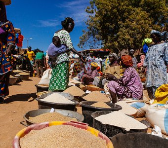 На рынке в Дженне, Мали
