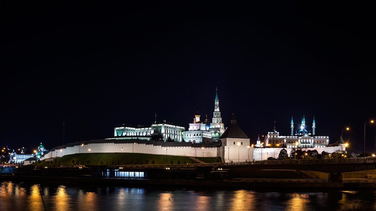 Трое казань. Белый Кремль Татарстан. Казанский Кремль. Ночной белый Кремль Казань. Кремль Казань ночью.