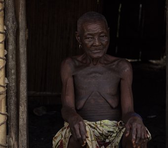 Женщина из племени холли. Бенин