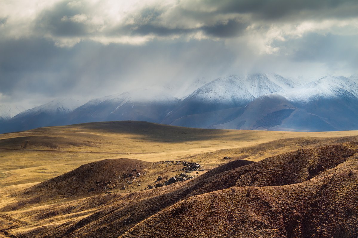 Сайлюгемский хребет. Сайлюгемский национальный парк Республика Алтай. Чуйская степь. Национальном парке "Сайлюгемский" разноцветные горы.