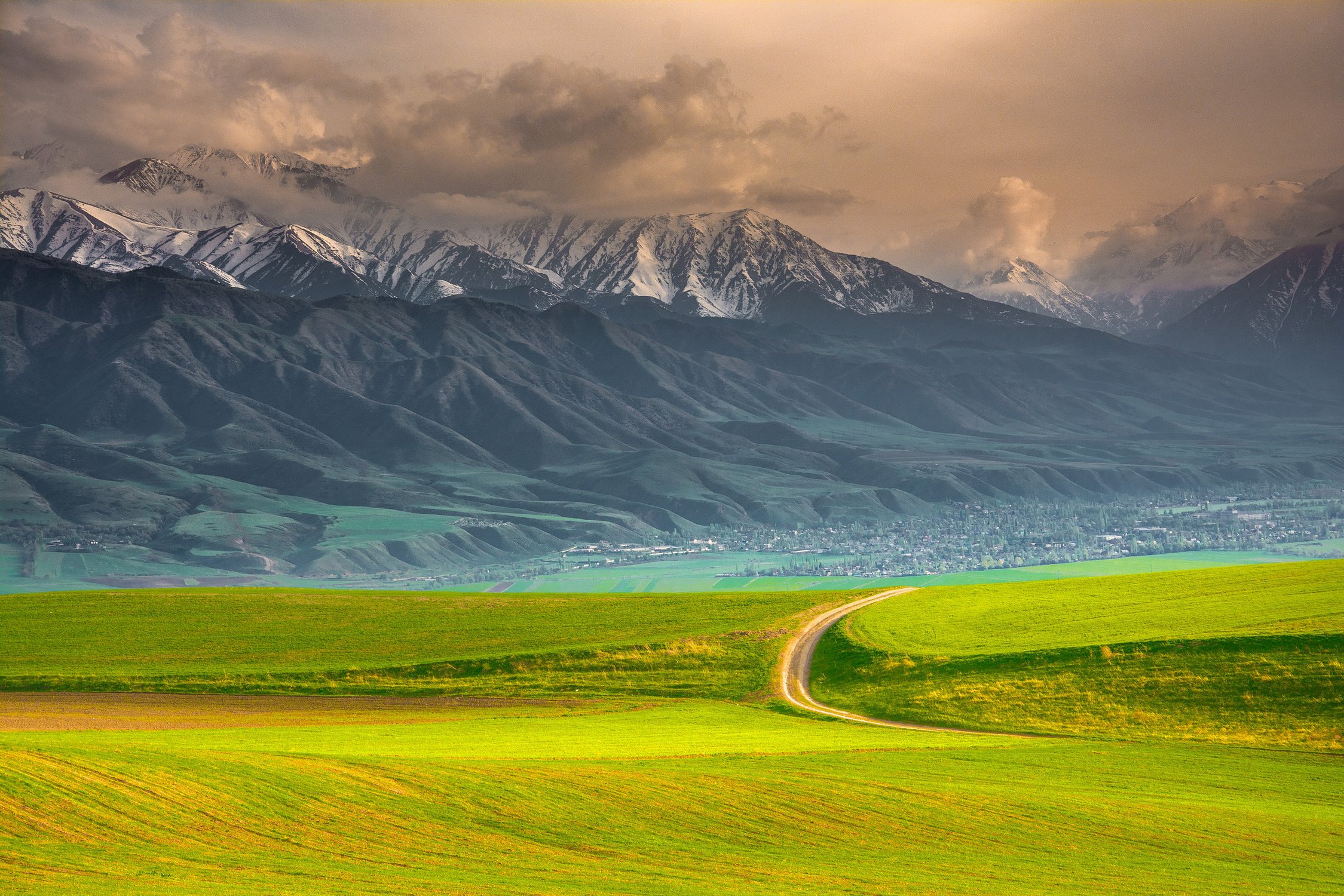 Кыргызстан это киргизия или нет. Кыргызстан горы Тянь-Шань. Бишкек горы Тянь Шань. Киргизия горы Долина Арашан. Горы и жайлоо Кыргызстана.