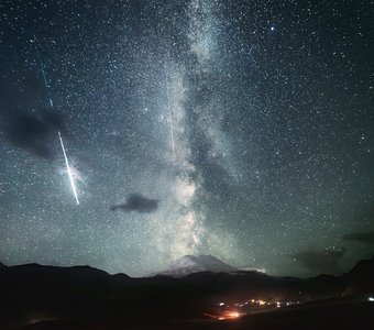 Метеор над Эльбрусом