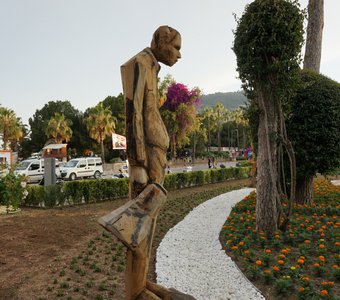 Интересная скульптура в Аланье.