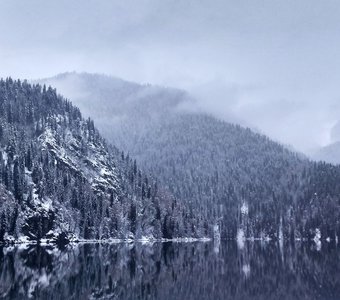 Декабрь на горном озере Рица