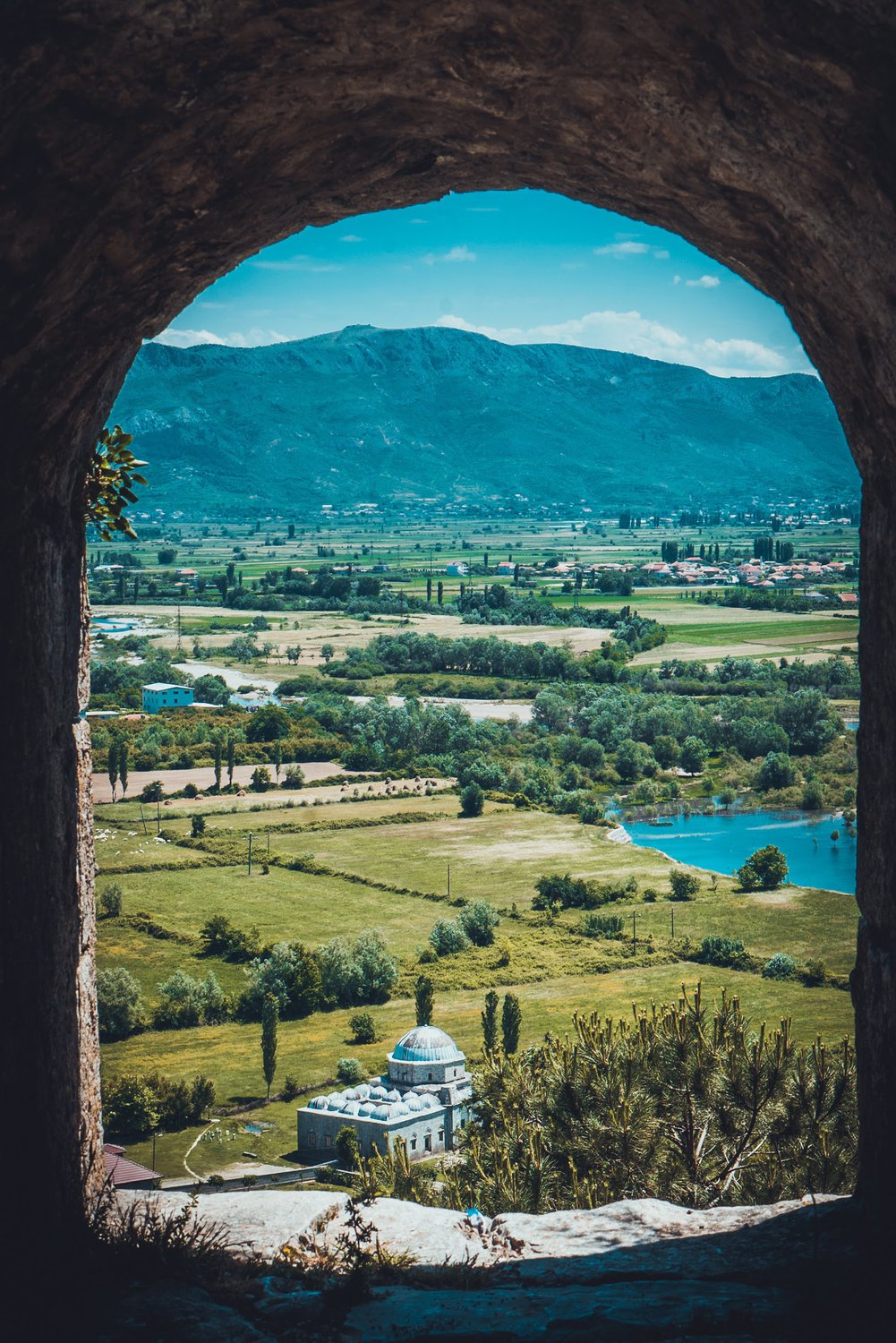 А из нашего окна албанская гора видна