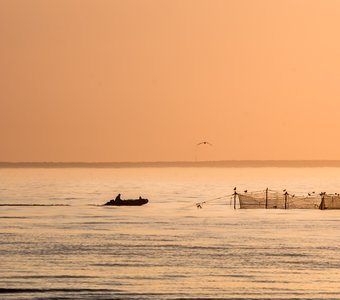 Рыбаки на закате.