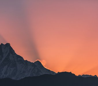 Первые лучи над Гималаями