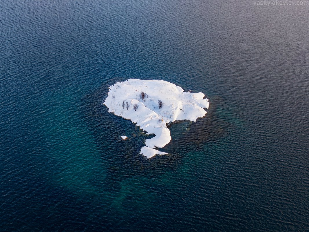 Winters island. Фото острова зимой около моря приближенное.